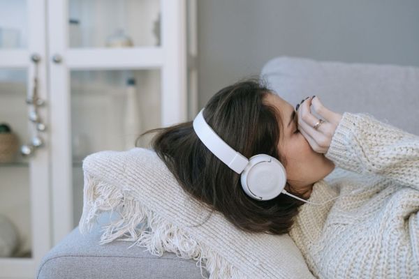 Why Tinnitus Gets Louder in Quiet Rooms — And What Actually Helps